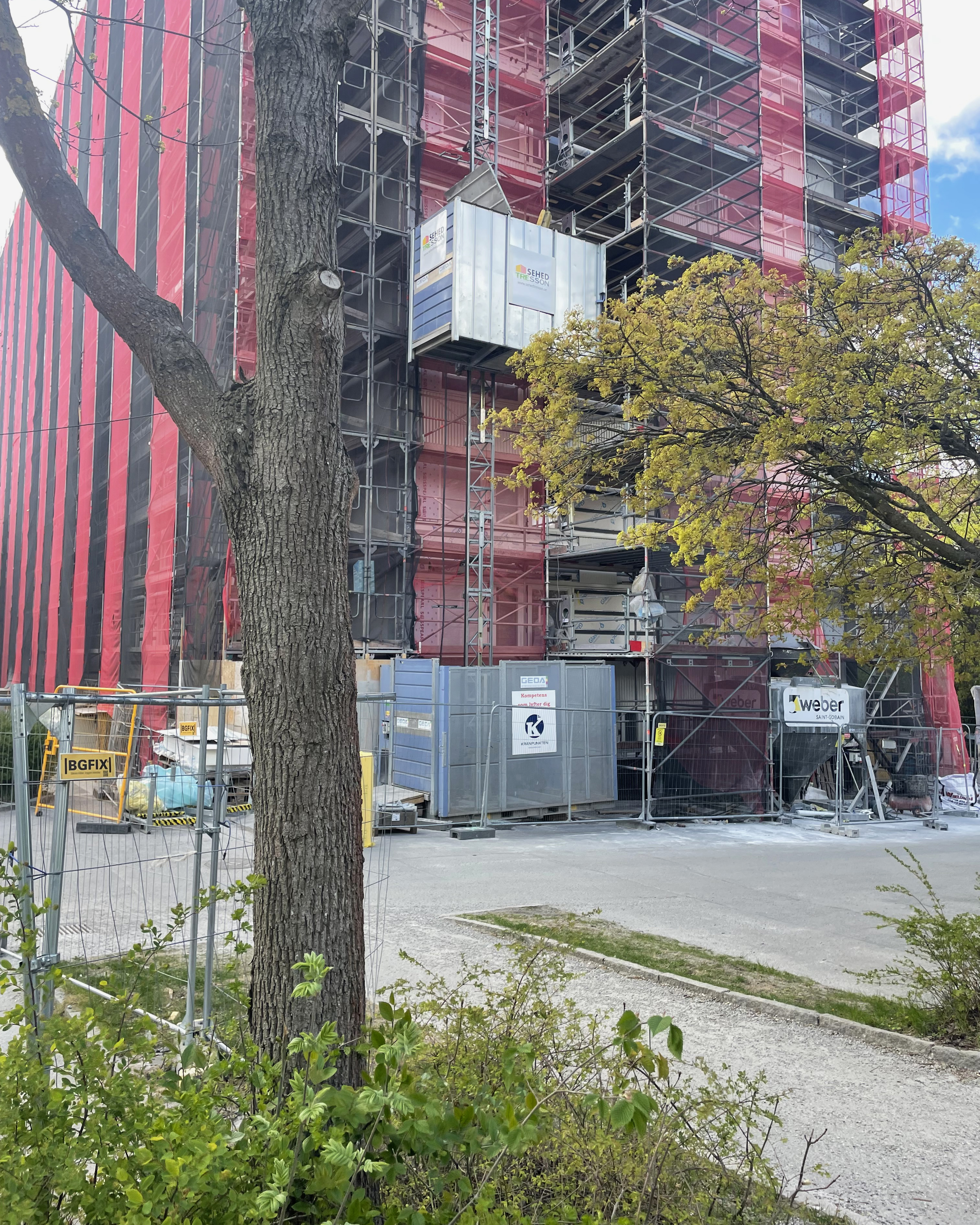 Kranpunkten Delivers Construction Hoists to One of Stockholm’s Largest Housing Cooperatives