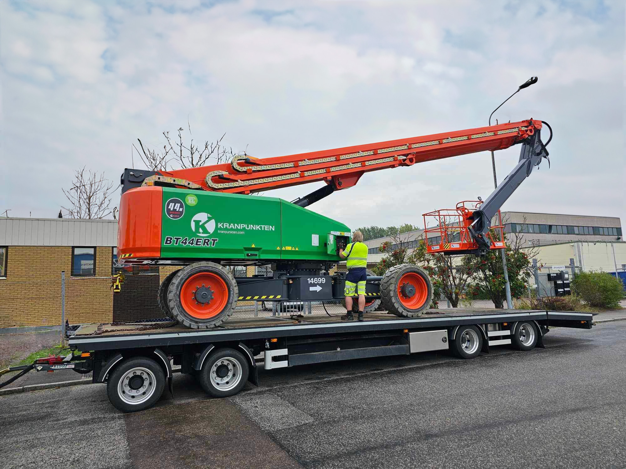 Kranpunkten receives order of electric boom and scissor lifts with unique working heights