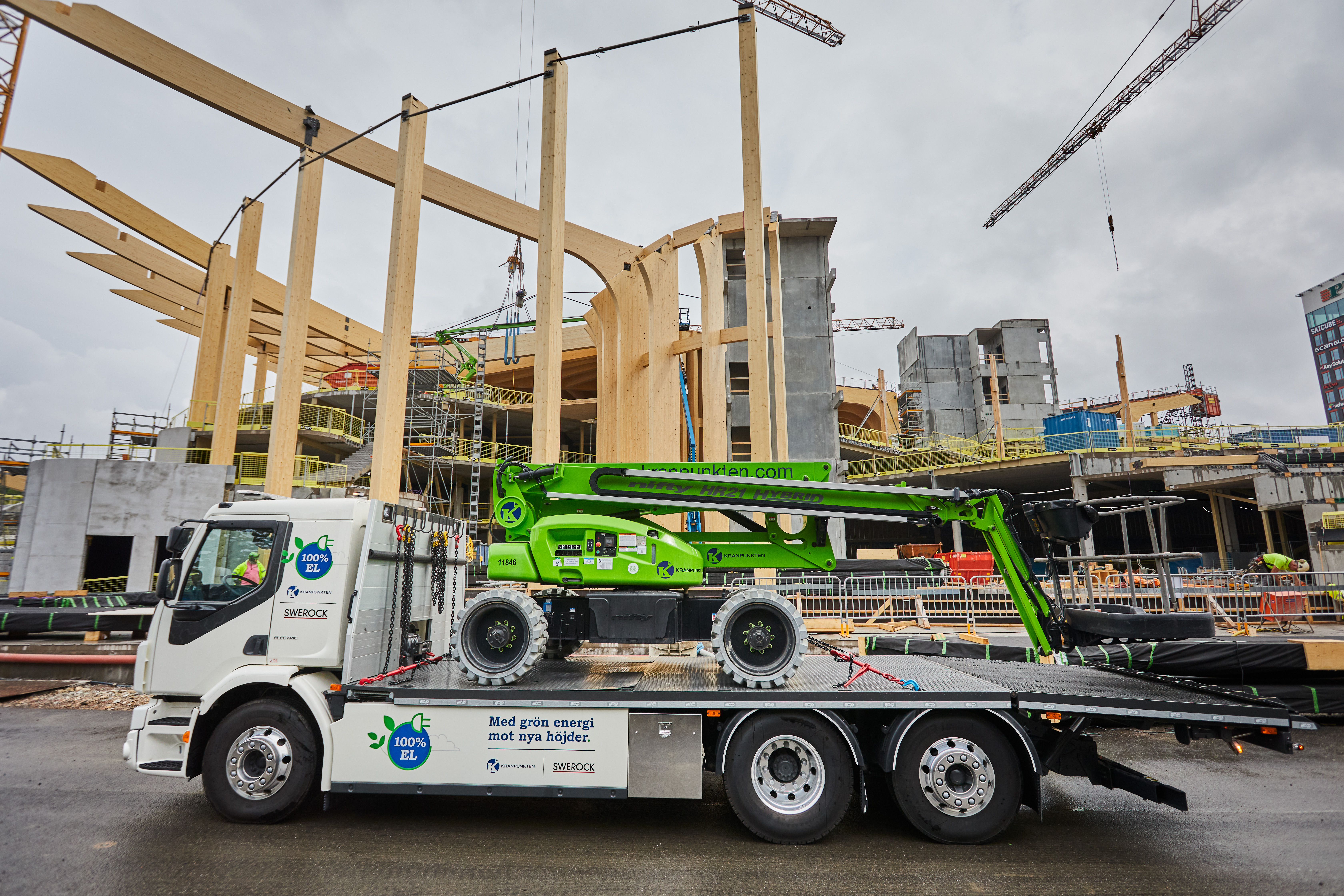 New electric truck makes Gothenburg's inner city quieter and cleaner